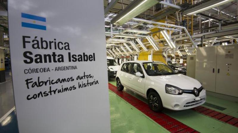 Trabajadores de Renault aceptan baja de sueldo de 30% para evitar despidos