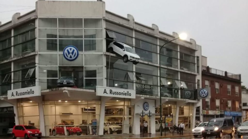 Volkswagen Tiguan quedó colgado del segundo piso